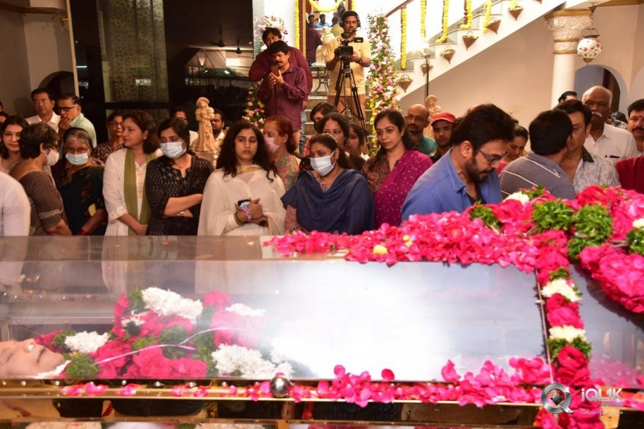 Celebrities-pay-homage-to-superstar-Krishna